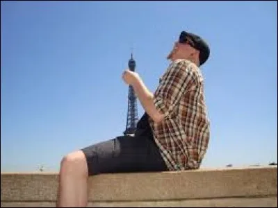 Deux ouvriers vont travailler sur la tour Eiffel. Soudain, ils s'aperçoivent qu'ils ont oublié leur mètre. À quelle hauteur sont-ils ?