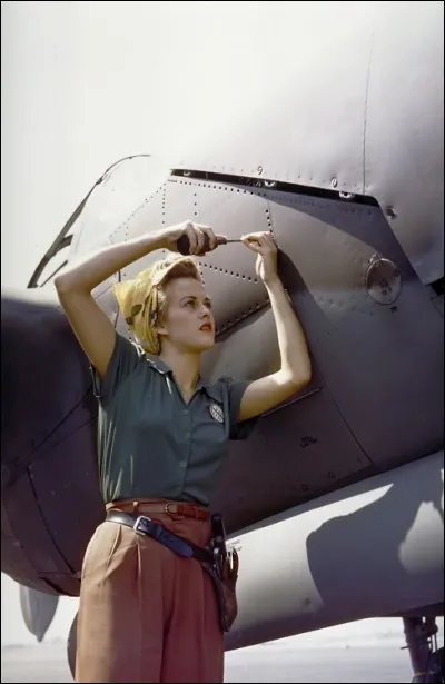 Cette photographie date de 1944, et a été prise dans les établissements Lockheed, à Burbank, en Californie. Quel est le métier exercé par cette jeune femme ?