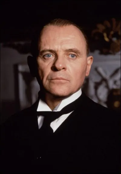 Voici Anthony Hopkins dans l'un de ses grands rôles, celui qu'il tient dans le film "Les vestiges du jour" (Remains of the day). Quel est le métier qu'il exerce dans ce film ?