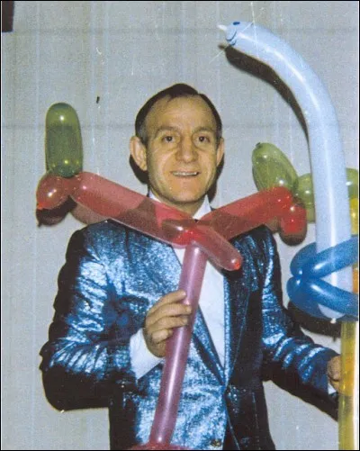 Voici un homme vêtu de façon colorée et brillante, et muni de nombreux ballons. Quel est son métier ?