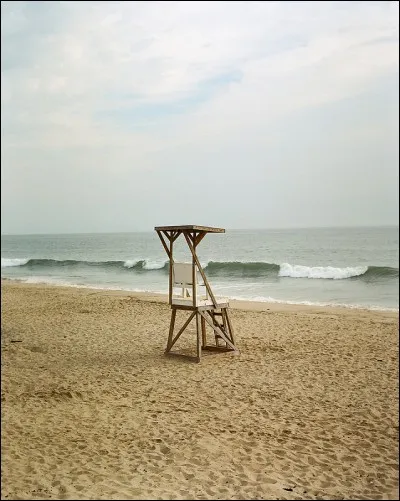 Voici un lieu de plaisir, mais qui présente aussi des dangers. Quel est le métier dont l'objet sur l'illustration est l'un des accessoires ?