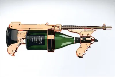 Que dit un pistolet a une mitraillette ?