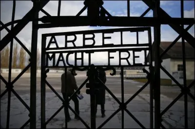 Que signifie l'inscription "Arbeit macht frei", notée en haut de la plupart des camps de concentration ?