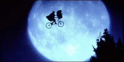 Dans le film "E.T", quel âge a Elliot, le petit garçon qui le recueille ?