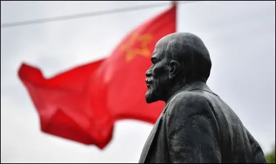 Pourquoi la Russie se retire-t-elle de la 1re Guerre mondiale (plusieurs réponses sont attendues) ? Quelles sont les causes ?