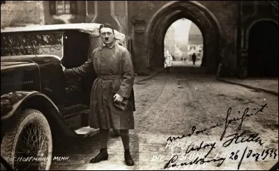 En 1925, Hitler est libéré de prison alors qu'il devait y rester pour 10 ans. Quelles sont les raison de sa libération ? (plusieurs réponses possibles).