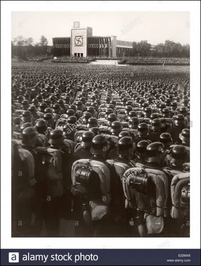 De 1933 à 1935, quelles sont les différentes actions d'Hitler pour instaurer sa dictature nazie ? (plusieurs réponses possibles).