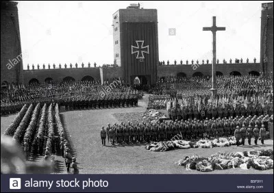 A la mort du président Hindenburg en 1935, que fait Hitler ?