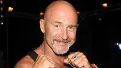 Sur quelle chaîne fait-il son grand retour en 2018 avec le jeu "Strike" ?