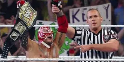 Combien d'heures Rey Mysterio a-t-il eu le titre entre ses mains ?