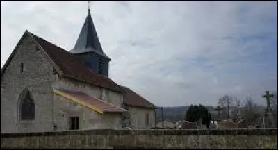 Nous sommes devant l'&eacute;glise Sainte-Agathe de Courcelles-sur-Aire. Petit village de 40 habitants, dans l'arrondissement de Bar-le-Duc, il se situe dans le d&eacute;partement ...