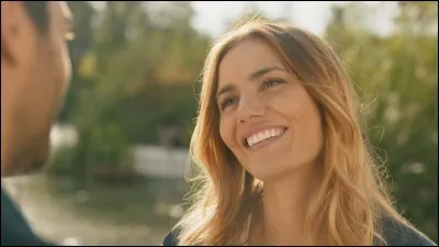 Avec qui Yacine est-il en couple au début du film ?