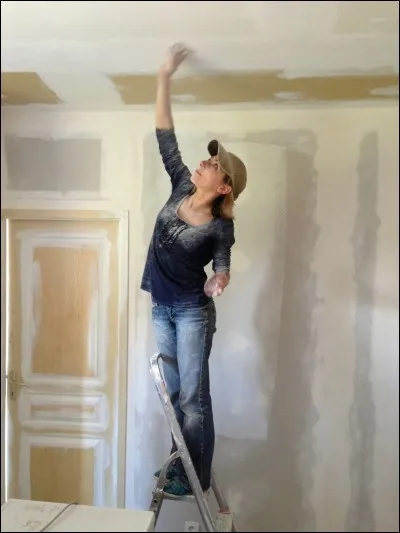 Est-ce que je peux monter sur un escabeau pour effectuer des travaux au plafond ?