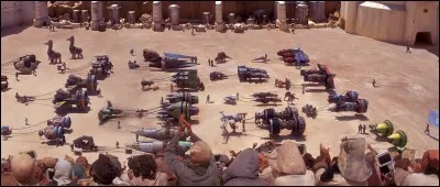 Lequel de ces personnages ne participe pas à la course de modules de Tatooine (épisode I) ?