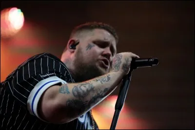 Terminons sur une note d'humour, trouve les trois personnes concernées par cette phrase "Non mais allô quoi, focus sur mon gros bide".