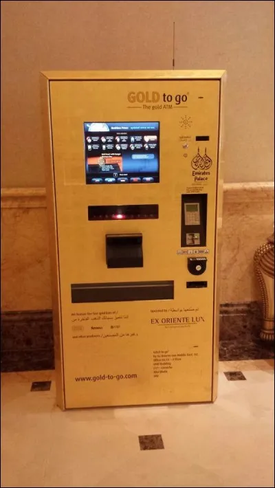 Ceci est une machine distributrice, qui figure dans le hall de l'Hôtel Emirates Palace (6 étoiles !) d'Abu Dhabi. Que distribue-t-elle ?