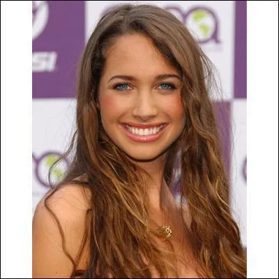 Quels vtements portaient Ana quand Gaby est alle la chercher dans la nouvelle boite de nuit de la ville(saison 6) ?