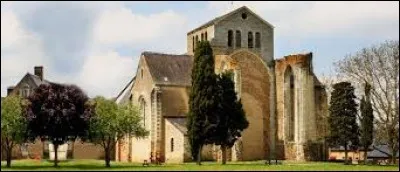Toujours dans les Pays-de-la-Loire, nous partons visiter l'abbaye de La Roë. Pour ce faire, nous devons nous rendre dans le département ...