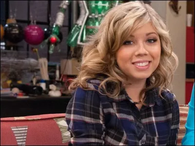 Quel tatouage a la mère de Sam sur le pied ?