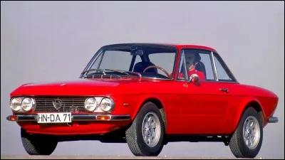 Traversons les Alpes et allons en Italie. Nous avons ici un petit coupé avec un V4 qui a remporté plusieurs titres en rallye dans les années 1970. Quel est le nom de ce modèle produit de 1963 à 1972 ?