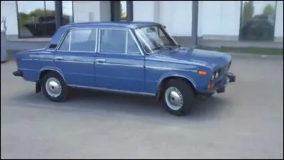 Allons vers la Russie. Nous avons une petite AutoVaz/ Lada 2106, connue sous le nom de Lada 1600 à l'export. Cette voiture a été produite de 1975 à 2005. Quel modèle fut la base de cette voiture ?
