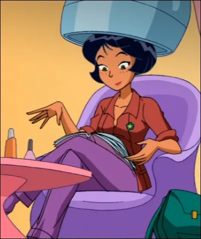 Comment s'appelle la fille avec la combinaison jaune ?