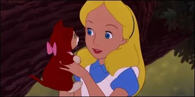 On connait le chat de Cheshire dans "Alice au pays des merveilles". Mais comment s'appelle le chat d'Alice ?