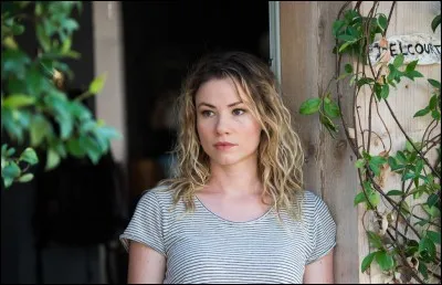 Comment s'appelle la journaliste rebelle de la série ?