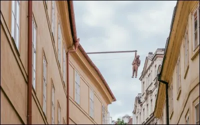 Si vous marchez dans la rue Husova à Prague, à quelle célébrité née en Tchéquie cette uvre du sculpteur Cerny est-elle un hommage ?