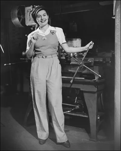 En quelle année l'interdiction du port du pantalon pour les femmes à Paris a-t-elle été abrogée ?