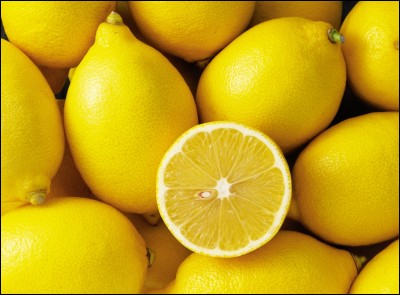 Les citrons contiennent quel type d'acide ?