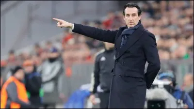 Comment s'appelle le coach du PSG ?