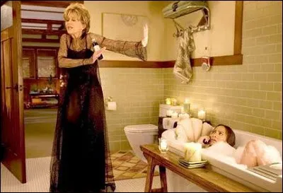 Dans le bain, c'est Jennifer Lopez, et celle qui veut préserver son intimité tout en venant la déranger, c'est sa belle-mère, jouée superbement par Jane Fonda. Quelle est cette comédie ?
