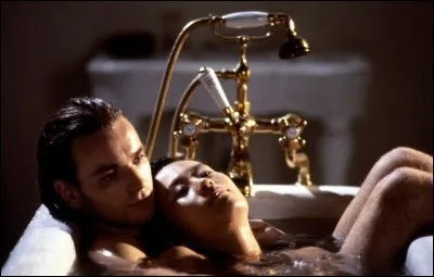 Dans le bain, c'est Ewan Mac Gregor, dans un film de Peter Greenaway qui le déshabille beaucoup, et le couvre de lettrages. Quel est cet étrange film ?