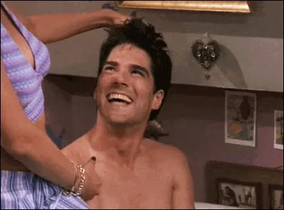 Dans le bain, c'est l'assistant du procureur Greg Montgomery (Thomas Gibson) et près de lui son épouse Dharma Finkelstein(Jenna Elfman), qui a un chien qui a un chien, prof de yoga, tout à fait hippie... Quelle est cette charmante série qui se passe à Frisco ?