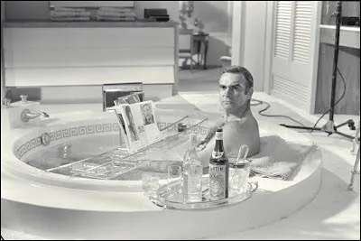 Dans un bain bien accessoirisé, manifestement surpris alors qu'il se détendait, c'est Sean Connery (James Bond). Dans quel film de la saga prend-il ce bain ?