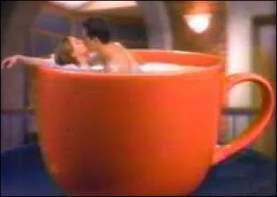 Dans le bain, c'est Ally Mac Beal, l'avocate de la merveilleuse série déjantée Ally Mac Beal. Pourquoi prend-elle un bain dans une tasse géante ?