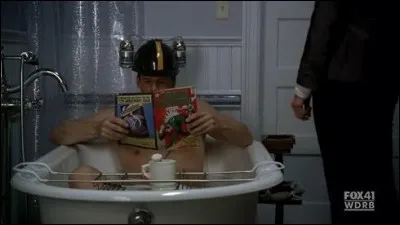 Dans son bain, muni de son casque distributeur de bière et de ses comics, c'est l'acteur David Boreanaz, qui interprète ici le compagnon de quelle héroïne de série ?