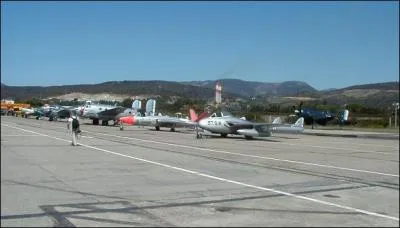 On peut voir les avions stationns sur...