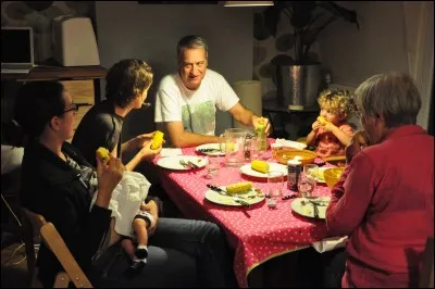 Tu es à table avec ta famille quand, brusquement, une coupure de courant vous surprend.