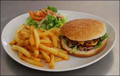 Il est midi. Tu t'apprêtes à acheter un déjeuner quand tu t'aperçois que tu as oublié ton porte-monnaie, mais tu n'as pas le temps de rentrer chez toi