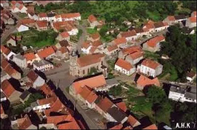 Nous sommes dans le Grand-Est, dans le ciel de Kalhausen. Village Mosellan, dans le pays de Bitche, il se situe dans l'ancienne région ...