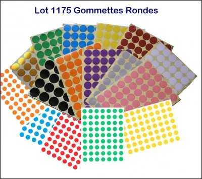 Enfin à table, une fille te raconte que l'école est célèbre pour sa formation en magie noire et ne note pas avec des lettres ou des chiffres mais utilise un système de gommettes :