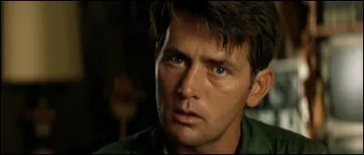 Qui interprète le capitaine Benjamin L. Willard qui est missionné pour l'assassiner ?