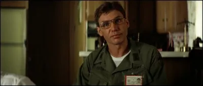 Qui interprète le colonel Lucas qui fait partie des gradés qui donnent sa mission au héros ?