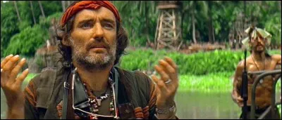 Qui joue le photographe américain qui idolâtre complètement Kurtz, au point de l'élever au rang de dieu ?