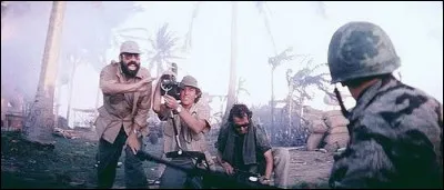 Autre caméo marquant : le metteur en scène de ce film qui joue, justement, un réalisateur qui crie à Willard de ne pas regarder la caméra ! 
Mais qui est-il ?