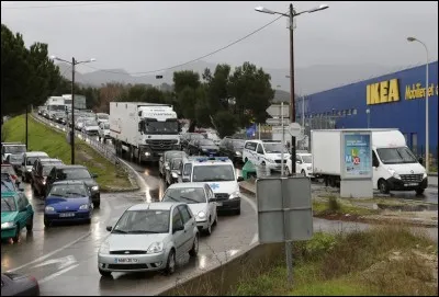 Un embouteillage monstre s'est formé en centre-ville, car ce sont les soldes ! Faut-il appeler les forces de l'ordre dans ce cas ?
