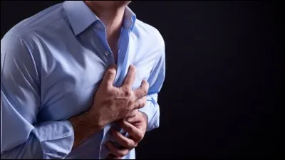 Je suis en ville, et un homme passe devant moi : il se tient la poitrine et il titube. Dois-je appeler les secours ?