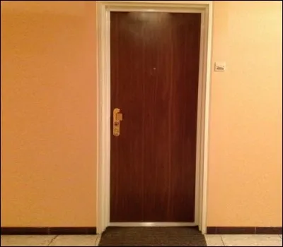 Après une journée dehors, tu fouilles dans tes poches puis dans ton sac et tu réalises que tu as oublié tes clefs dans ton domicile ! La porte est verrouillée et tu ne peux plus entrer. Appelleras-tu les pompiers ?